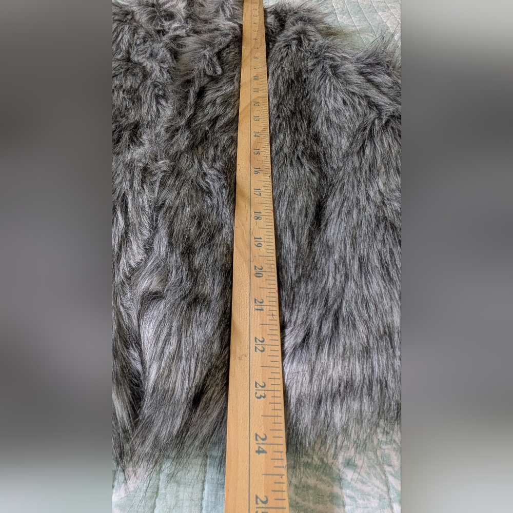 NWT Cavalini Ci Sono Grey Faux Fur Vest. Size L. - Picture 4 of 9